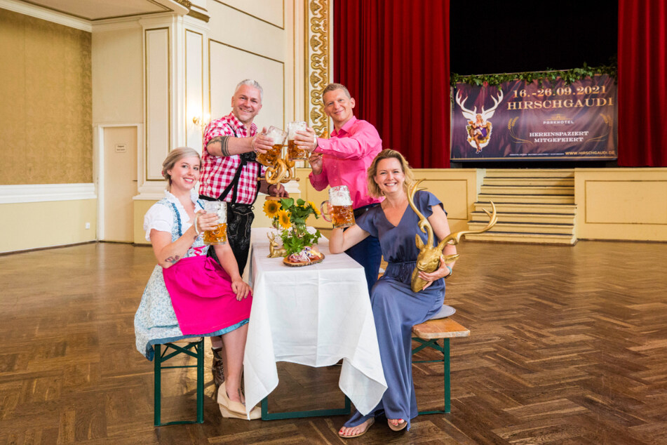 Hatten sich so aufs Hirschgaudi gefreut: Die Gastronomen Annemarie Gromoll (33) und Markus Pexa (53) sowie Parkhotel-Inhaber Jens Hewald (49) und seine Frau Mandy (42, v.l.n.r.).
