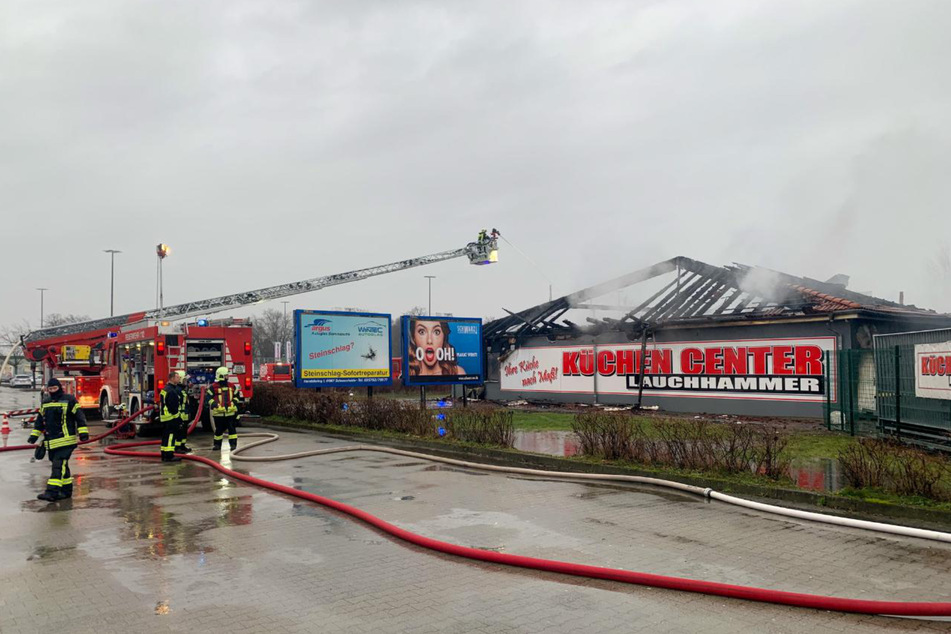 Am Freitagmorgen brannte auf dem Marktkauf-Gelände in Lauchhammer ein Küchenstudio ab.