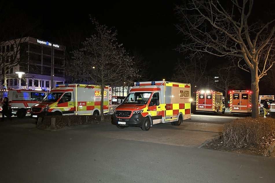 Weil zunächst mit einer Vielzahl von Verletzten gerechnet wurde, wurden hunderte Rettungskräfte zum Einsatzort beordert.