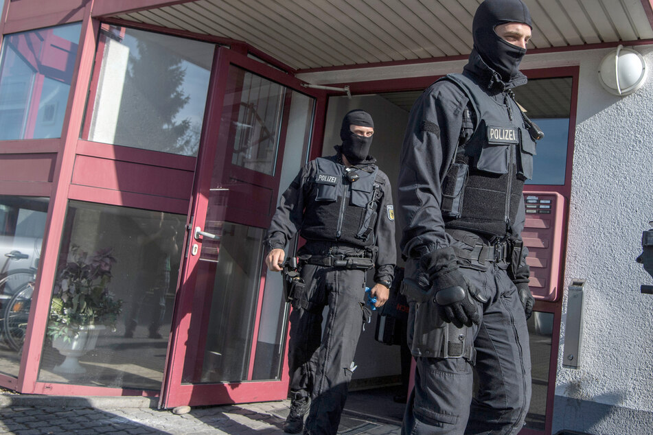 Vermummte Beamte der Bundespolizei während einer Razzia (Symbolbild).