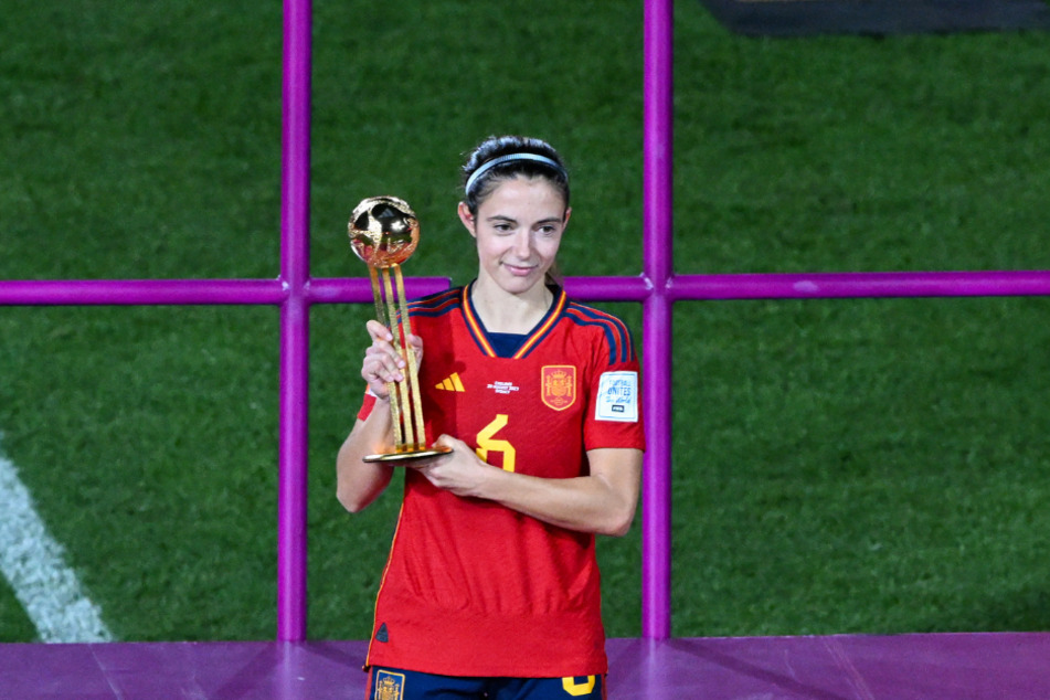 Spaniens Aitana Bonmati (25) durfte sich nach dem Finale noch über eine weitere Auszeichnung freuen.
