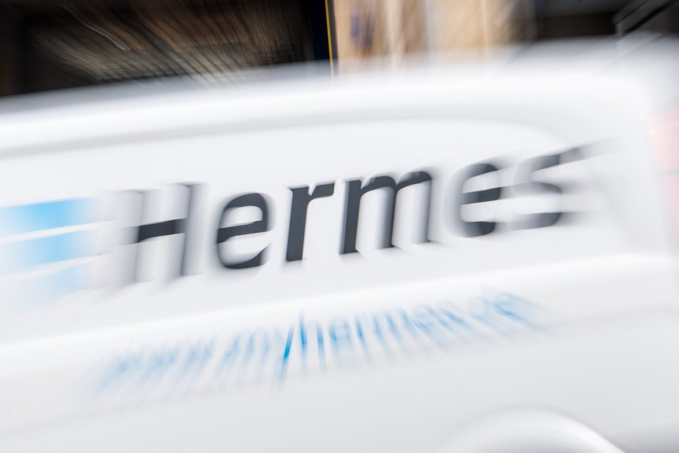 Hermes-Paketbote mit Waffe bedroht: Täter macht sich mit Lieferwagen aus dem Staub!