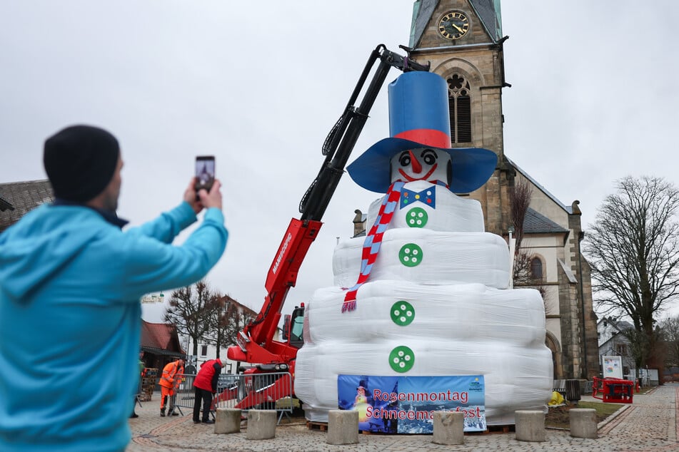 Im Februar wurde der traditionelle Schneemann aus Strohballen errichtet, weil es nicht ausreichend Schnee gab.