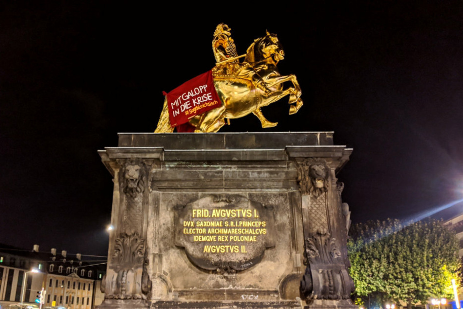 Extinction Rebellion bekennt sich öffentlich zu der Tat. Auf dem Banner steht: "Mit Galopp in die Krise #sogehtsächsisch".