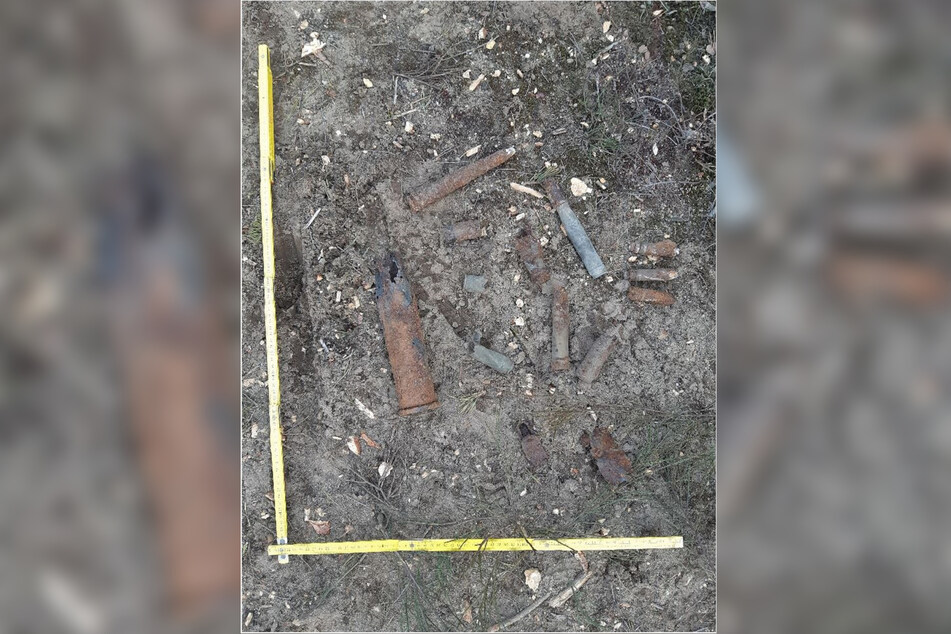 Panzerabwehr-Granaten, Flack-Patronen und andere Munition fanden die Arbeiter im Spremberger Wald.