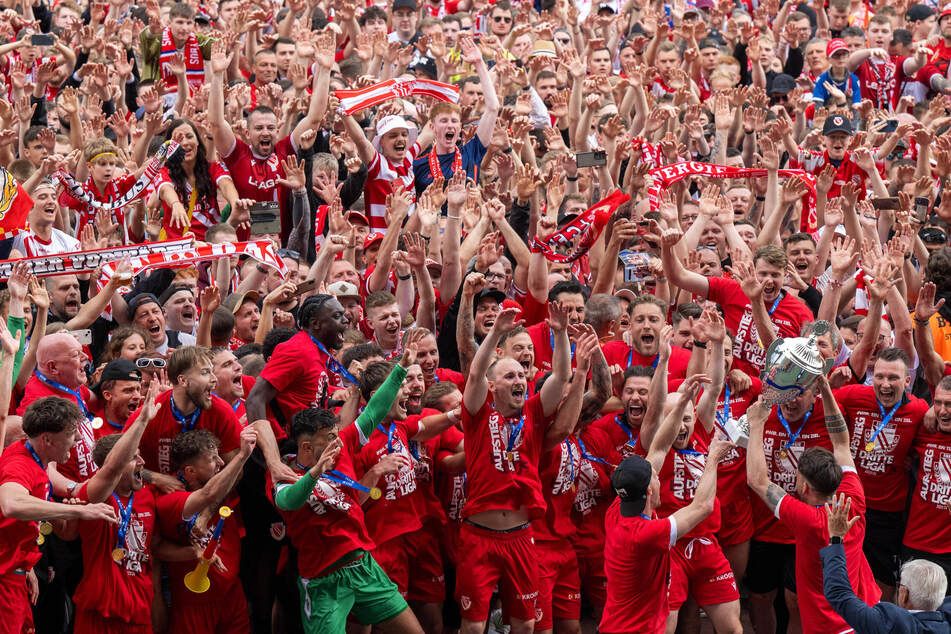 Grenzenloser Jubel bei Energie Cottbus, denen im Mai 2024 der Aufstieg in die 3. Liga gelang, wo sie aktuell sensationell Spitzenreiter sind.