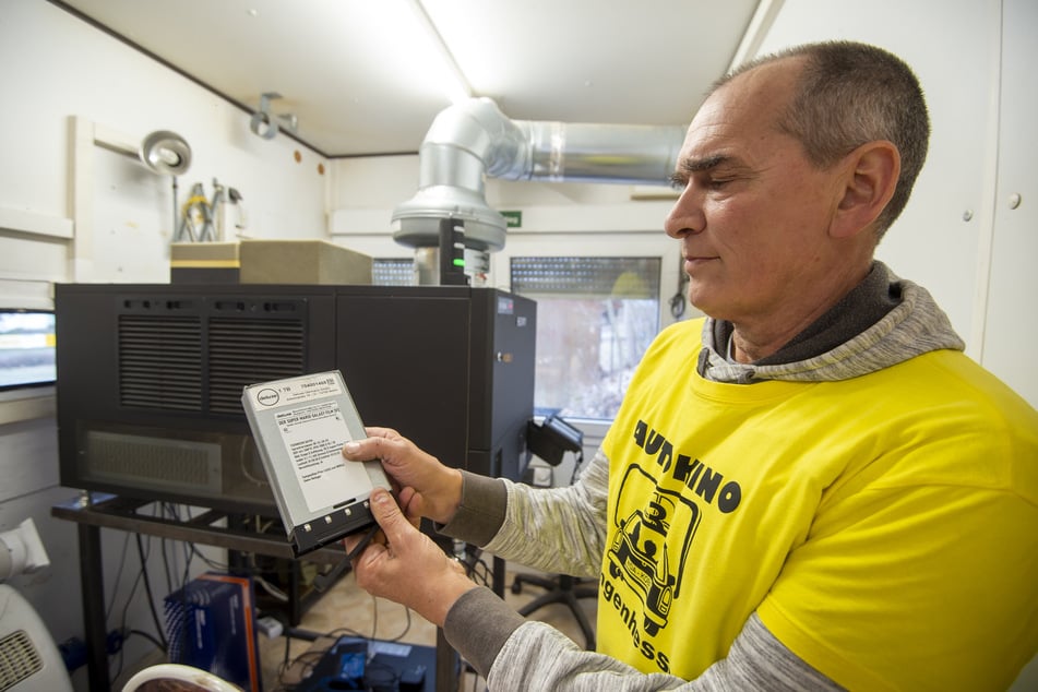 Andreas Osse (62) zeigt eine Festplatte, auf der ein Film gespeichert ist. Früher wurden die Blockbuster über Filmrollen abgespielt, heute läuft alles digital.