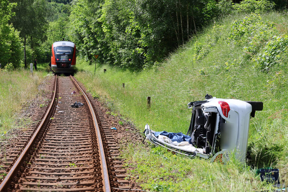 Der Opel musste durch die Feuerwehr aufgeschnitten werden - der Wagen ist nach dem Unfall nur noch Schrott wert.