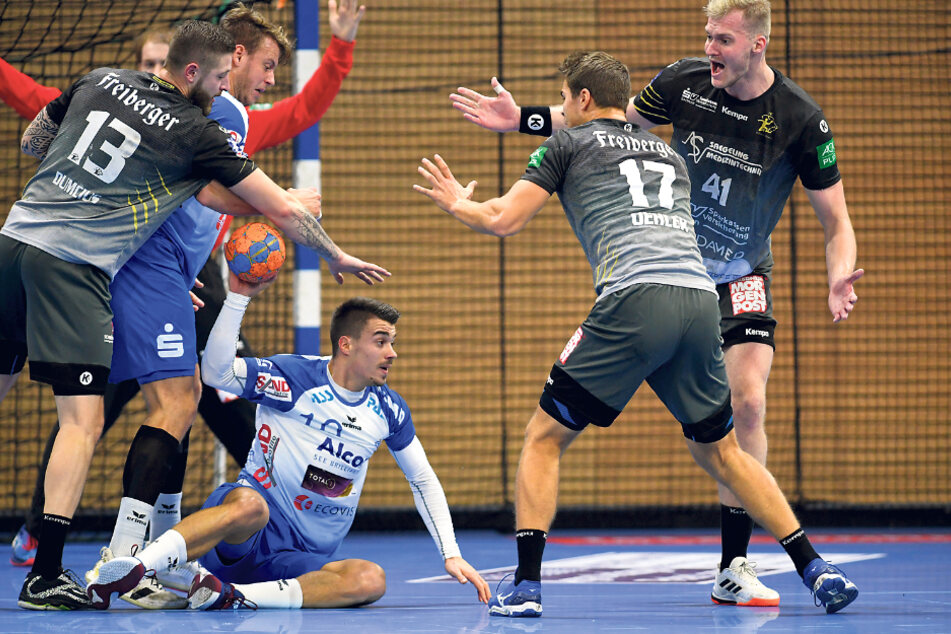 Drei Dresdner Spieler stehen um Großwallstadts Marko Matijasevic (am Boden) herum, der 9 Treffer erzielte.