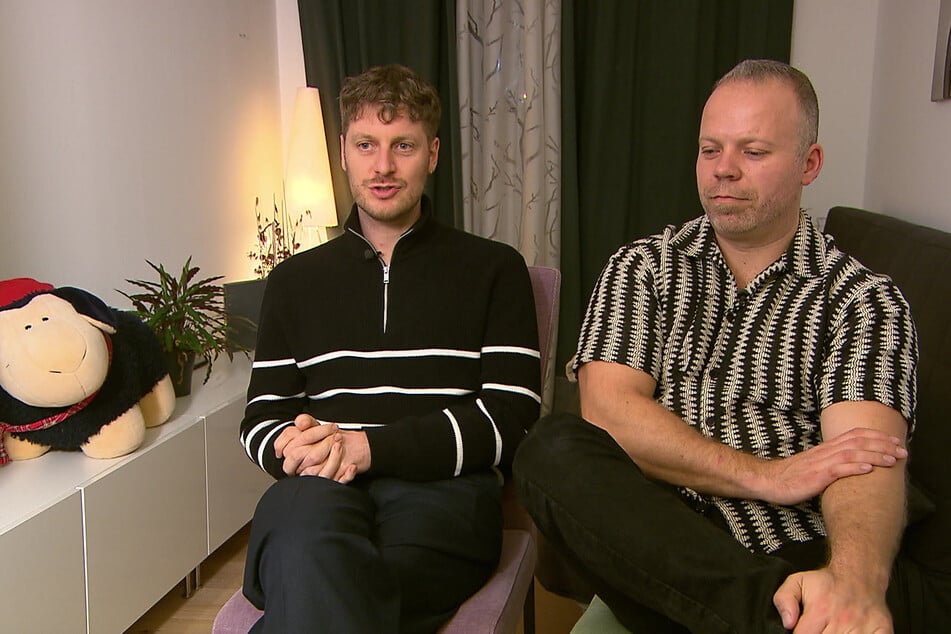 Niclas (25, l.) und Stefan (38) sind nach einem schönen Abend satt und zufrieden.