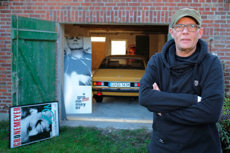 Wolfgang Hess steht vor einem Gebäude, in dem er Grönemeyer-Fanartikel aufbewahrt.