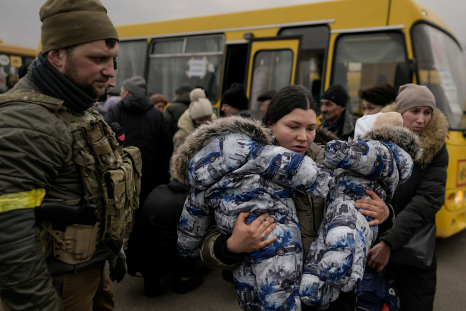 Laut russischen Informationen sind am Donnerstag rund 43.000 weitere Menschen aus der Hafenstadt Mariupol geflohen.