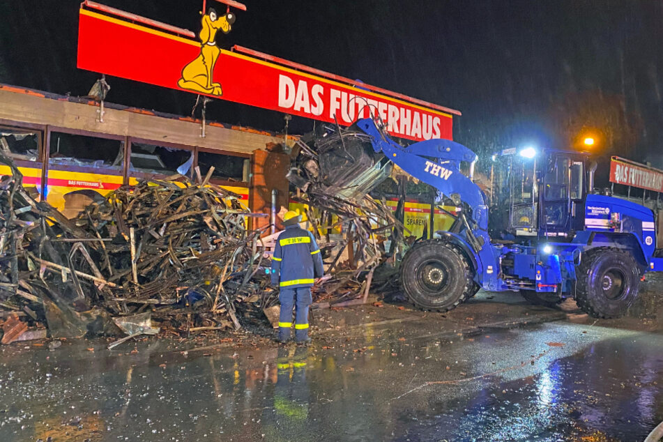 Gemeinsam bekämpfen Feuerwehr und THW den Gebäudebrand in Stockelsdorf.