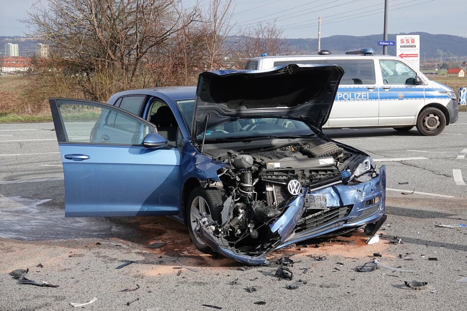 Die Front eines blauen VW-Golfs wurde durch den Unfall offensichtlich massiv eingedrückt.