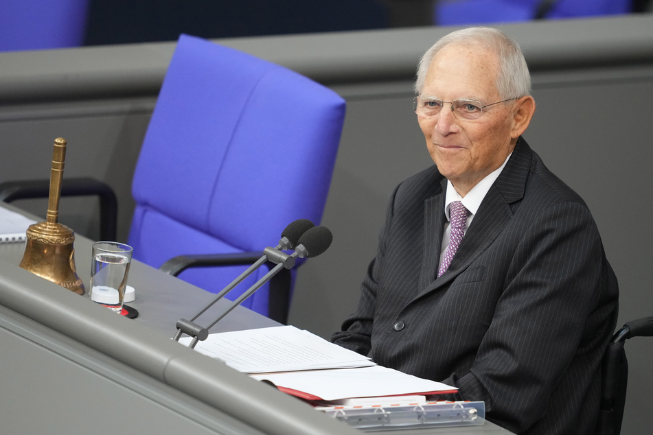 Mit dem Namen Wolfgang Schäuble sind Jahrzehnte deutscher Politik verbunden. Nun ist der frühere Bundestagspräsident im Alter von 81 Jahren gestorben.