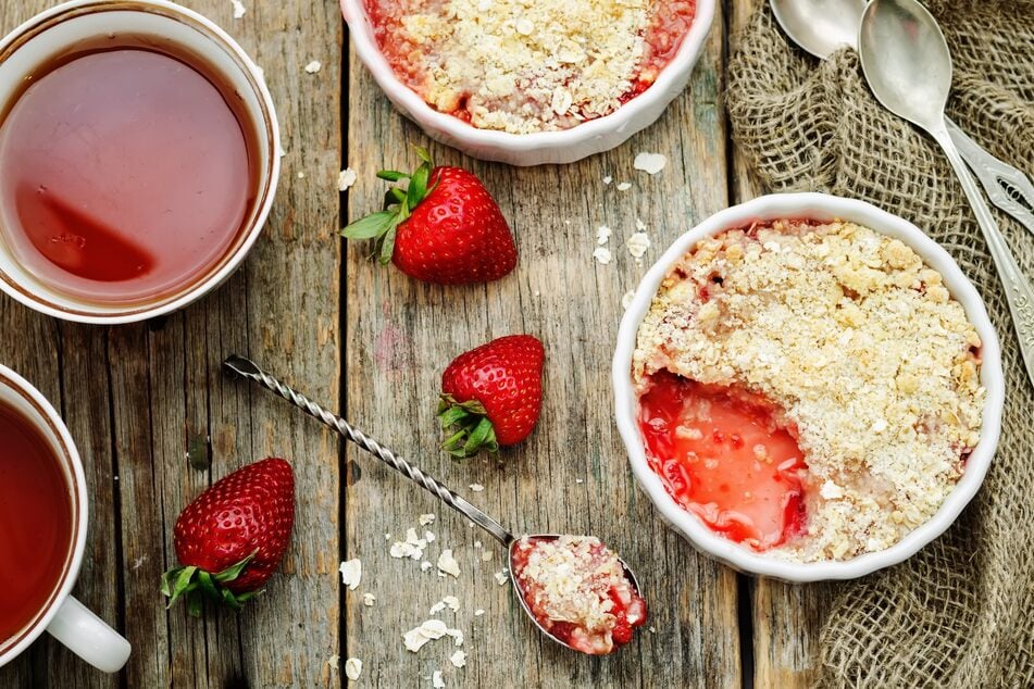 Die Streusel können bei der Zubereitung mit Haferflocken verfeinert werden.