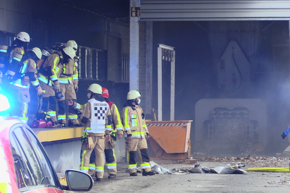 Nachdem der Brand durch die Feuerwehr gelöscht werden konnte, musste die Halle gründlich gelüftet werden.