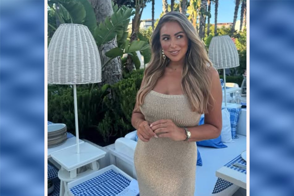 Chethrin Schulze (33) auf Urlaubsreise mit Kleid und Schmuck im Restaurant. Doch über die Outfits einiger anderer Touristen zeigte sich die Influencerin perplex.