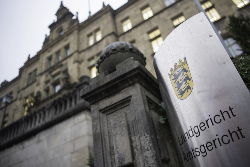 Der Angeklagte muss sich vor dem Landgericht Tübingen wegen Mordes verantworten.