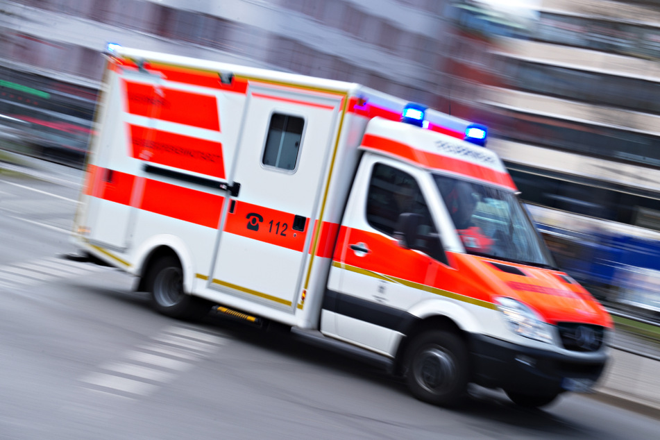 Nachdem der 31-Jährige die Sanitäter mit einem Messer bedrohte wurde er von der Polizei gestellt und in eine Psychiatrie gebracht. (Symbolfoto)