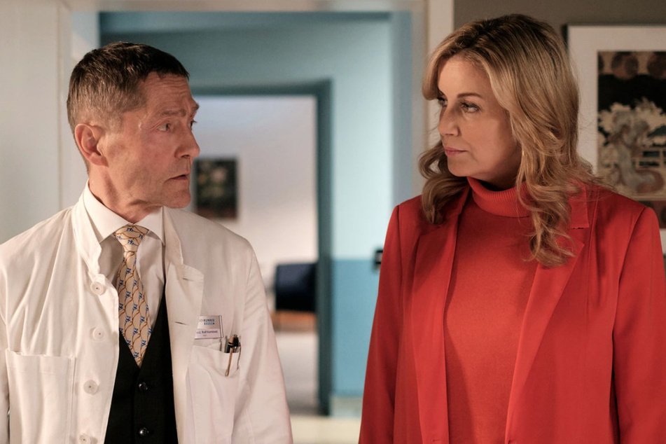 Dr. Rolf Kaminski und Sarah Marquardt sucht man aktuell im Ersten vergeblich. Erst im Juli geht es mit neuen Folgen aus der Sachsenklinik weiter.
