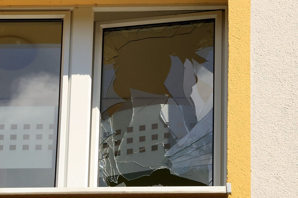 Ein Fenster wurde durch die Explosion zertrümmert.