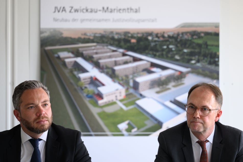 Sebastian Hecht (46, CDU, l.), Staatssekretär im sächsischen Finanzministerium, und Tobias Knoblich (54, parteilos), Staatssekretär im Thüringer Ministerium für Digitales und Infrastruktur, informieren auf einer Pressekonferenz des sächsischen Finanzministeriums zum Bauvorhaben der JVA Zwickau-Marienthal.