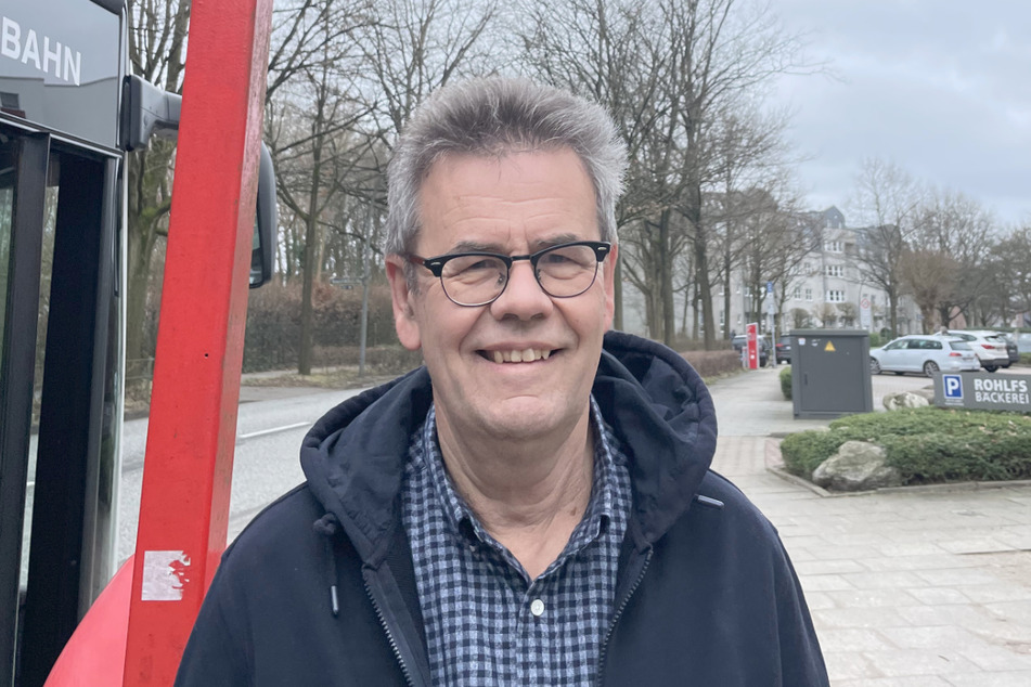 Wolfgang Kühl von der CDU Alstertal will erreichen, dass der Bus der Linie 174 am Samstag häufiger fährt.