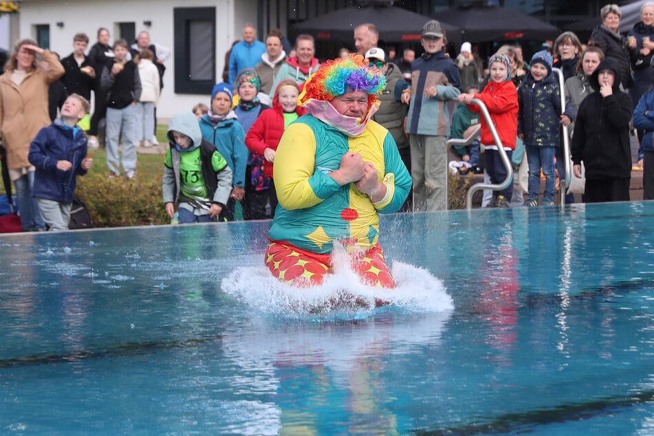 Im Clownskostüm überzeugte Karsten Krone die Jury beim Arschbombenwettbewerb.