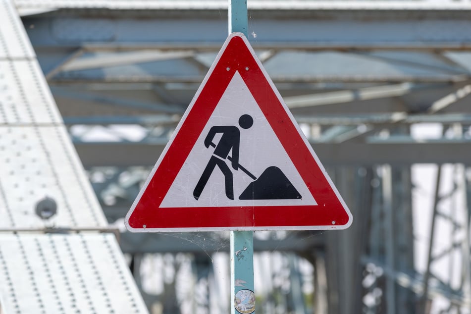 Ein Ärgernis für alle Autofahrer und Gäste der DVB. Lediglich Fußgänger und Radfahrer dürfen das Blaue Wunder zur Zeit der Baustellen weiterhin nutzen. (Archivbild)
