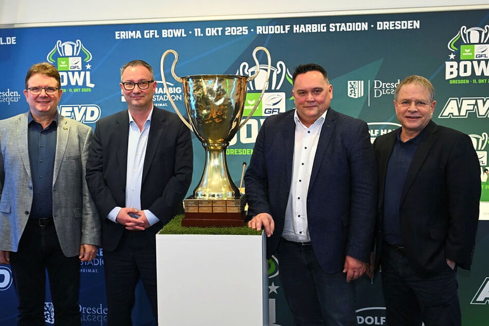 V.l.n.r.: Sören Glöckner (Präsident Dresden Monarchs e.V.), Sportbürgermeister Jan Donhauser, Fuad Merdanovic (Präsident des American Football Verbands Deutschland e.V.) und Axel Streich (Vorsitzender Ligaverbund German Football League e.V.).