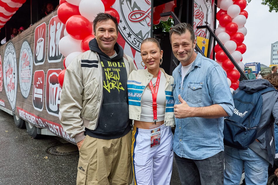 Auch die Musiker Lucas Cordalis (58, l.-r.), Joelina Drews (30) und Achim Petry (51) waren beim Schlagermove-Umzug 2026 mit dabei.