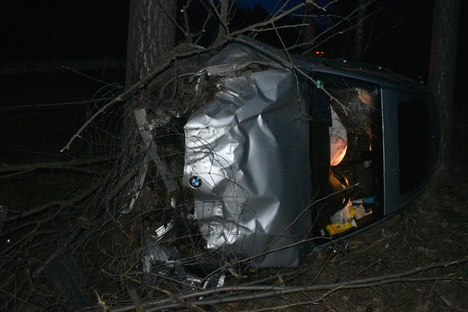 Unfall A2: Reifenplatzer mit Folgen: BMW überschlägt sich auf A2, Fahrer verletzt!