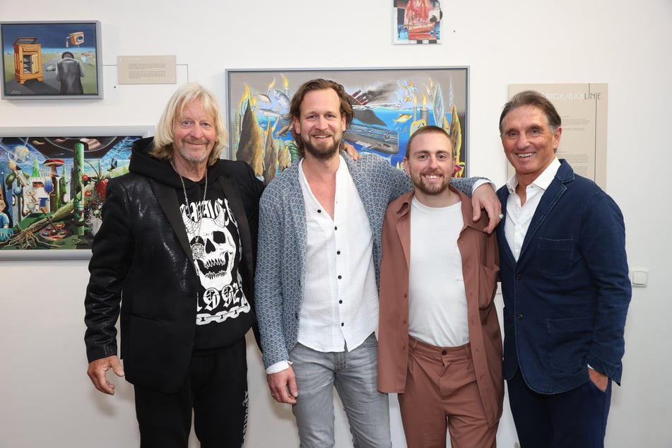 Die Vater-Sohn-Duos (v.l.n.r.): Helmut Gerigk, Konstantin Bax, Luca und Bruno Labbadia bei der Eröffnung von "Lebenslinien – Väter und Söhne".
