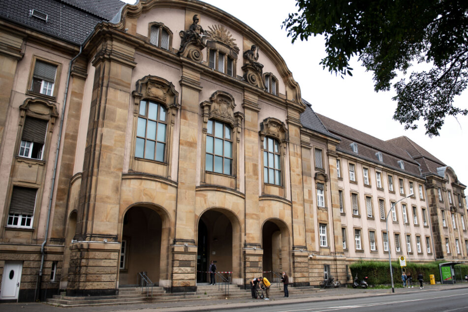 Das Amtsgericht Mönchengladbach ordnete am Sonntag Untersuchungshaft für den 35-jährigen Tatverdächtigen an.