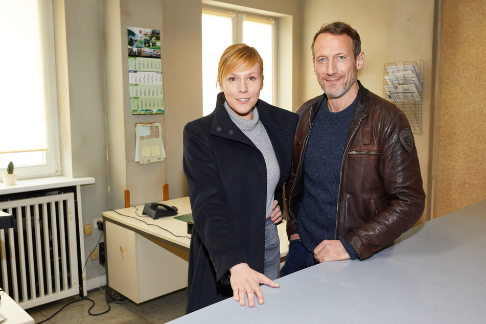 Wotan Wilke Möhring und Franziska Weisz stehen bei einem Fototermin am "Tatort"-Set.