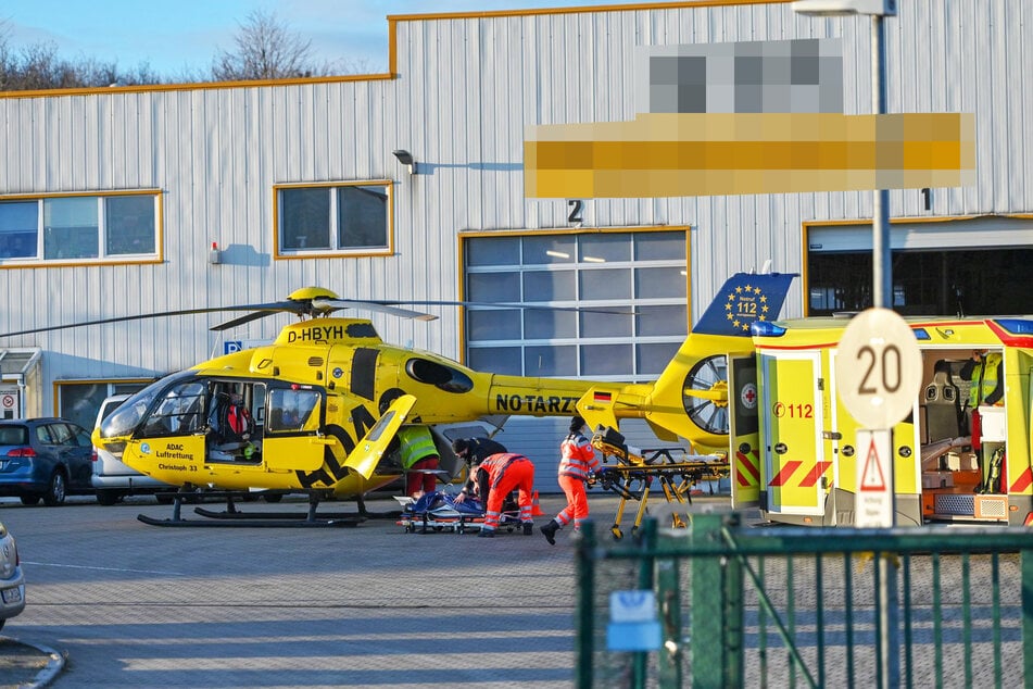 Der Schwerverletzte wurde mit einem Hubschrauber in eine Klinik geflogen.