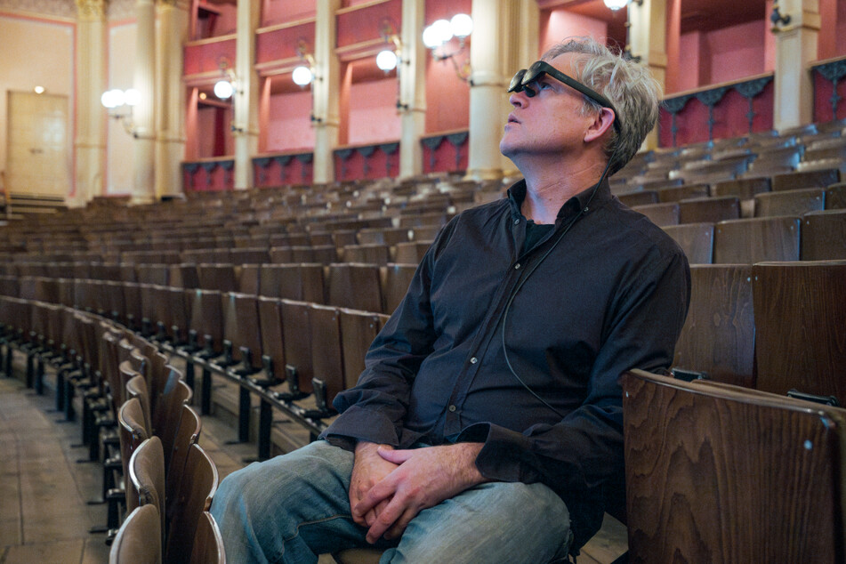 Jay Scheib (53), Regisseur der Neuproduktion des "Parsifal", sitzt mit einer Augmented Reality (AR) Brille im Zuschauerraum des Festspielhauses.
