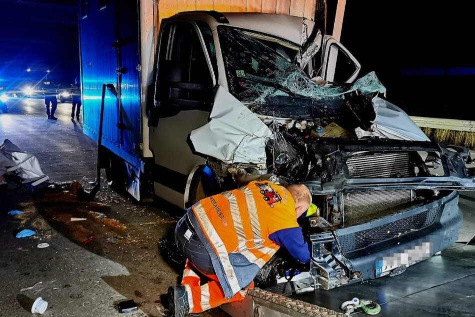 Unfall A2: A2: Transporter zwischen Sattelzügen eingeklemmt, Fahrer (20) schwer verletzt