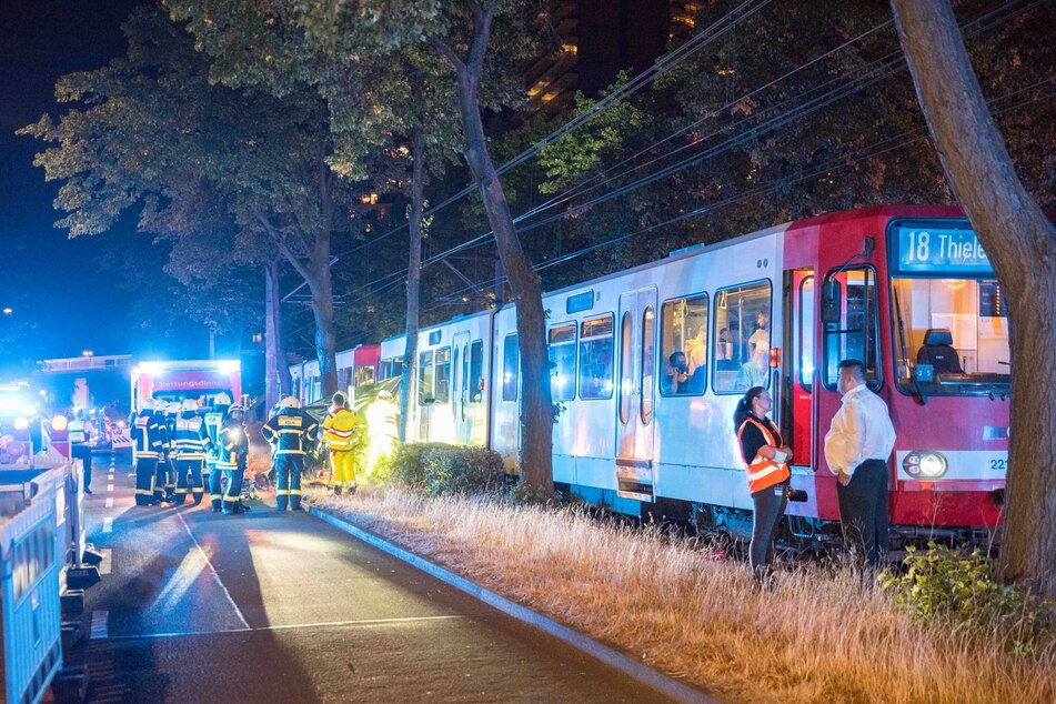 Mann wird mehrere Meter von Kölner Straßenbahn mitgeschleift