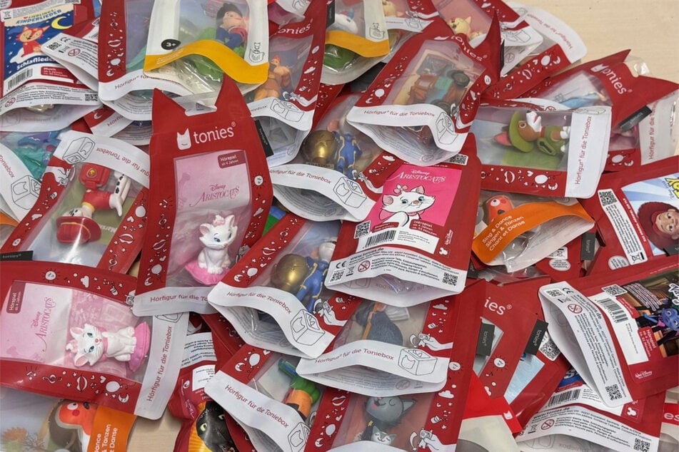 Zahlreiche Tonie-Hörfiguren sowie andere Schmuggelware wurde vom Zoll sichergestellt.