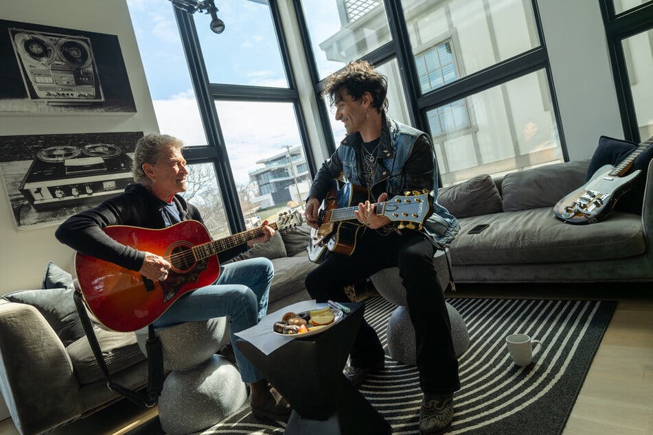 Musiker David Graham (r.) zeigt Peter Maffay die Welt der Country-Musik.