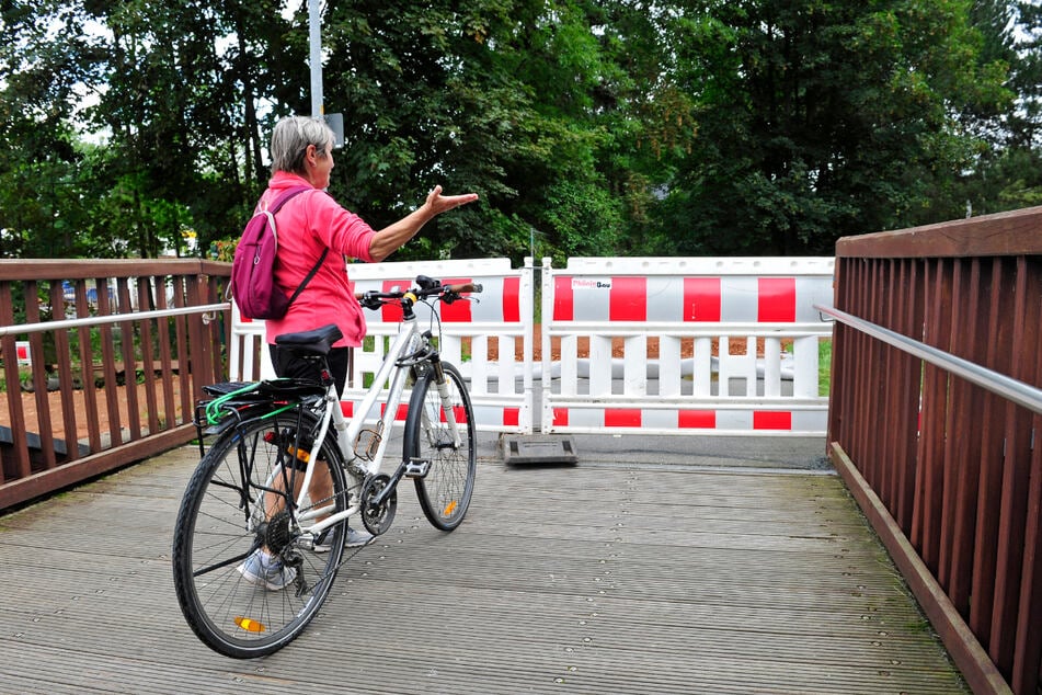 Hier geht es nicht weiter: Barbara Ziller (70) strandete auf der gesperrten Brücke.