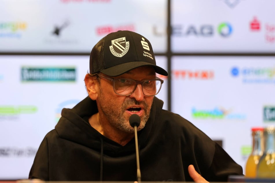 Pele Wollitz (61) war stinksauer auf der Pressekonferenz.