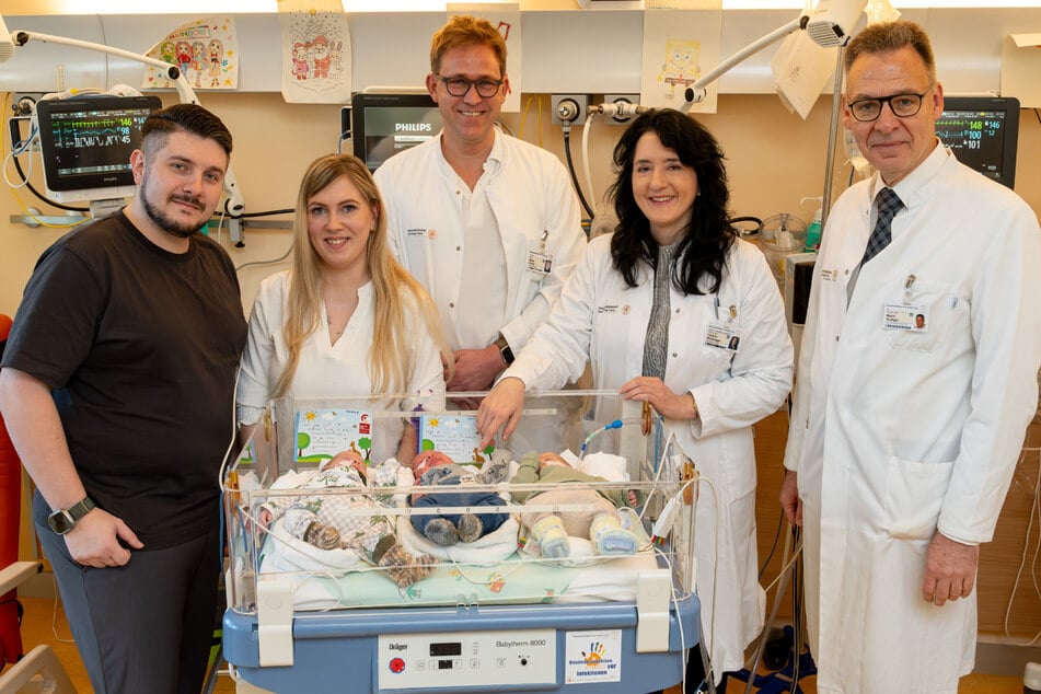v. l.n.r.: Die Eltern Markus (35) und Synthia (29) freuen sich mit Oberarzt Dr. Matej Komár, Prof. Pauline Wimberger, Direktorin Klinik für Frauenheilkunde und Geburtshilfe, und Prof. Mario Rüdiger, Leiter Neonatologie, über den Nachwuchs.
