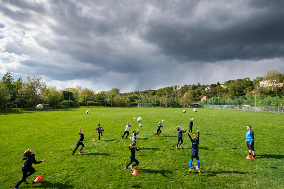 Bis zu 20 Kinder und Jugendliche dürfen bei entsprechend niedrigen Infektionszahlen draußen in einer Gruppe trainieren.