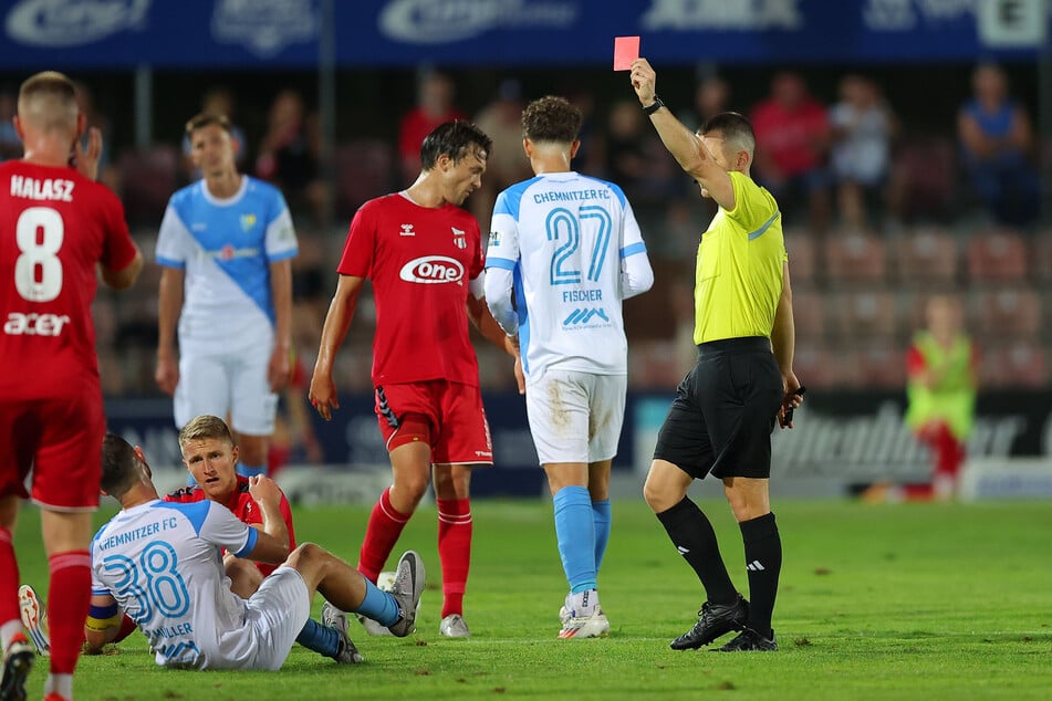Schiedsrichter Florian Lukawski (26) zeigte Tobias Müller (30, am Boden) die Rote Karte. Müller sah zudem noch die Ampelkarte gegen Lok, aber nur eine weitere Gelbe in der gesamten Saison.