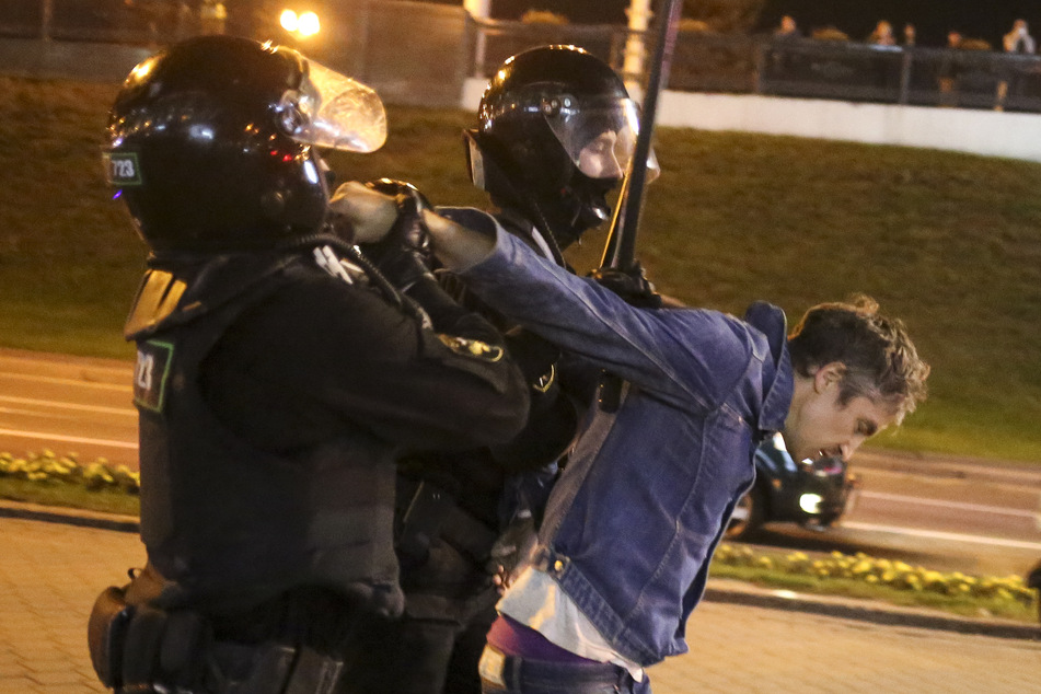 Polizisten nehmen einen Demonstranten fest bei einem Protest nach der Amtseinführung des umstrittenen Präsidenten Lukaschenko in Belarus (Weißrussland).