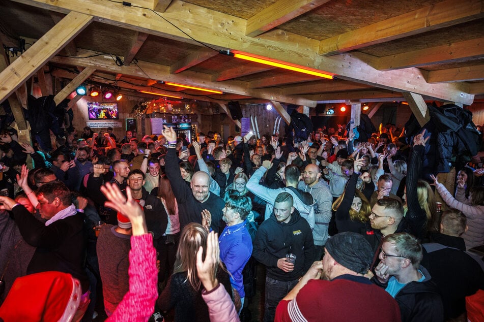 Der Weihnachtsmarkt am Haus der Presse bietet ein Restaurant, eine Hüttenbar, eine Event-Hütte und eine Curlingbahn.