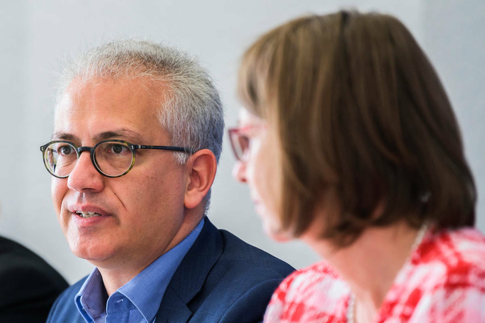 Hessens Verkehrsminister Tarek Al-Wazir (50, l.) und Klimaschutzministerin Priska Hinz (61, beide Grüne) zeigten sich verwundert über der Klage der Deutschen Umwelthilfe.